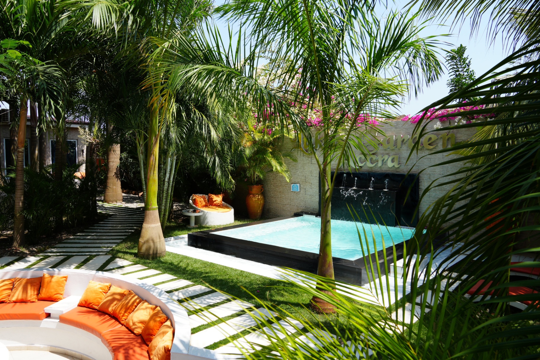 Pool and garden seen from a side framing